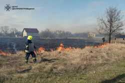Мешканці Дніпра та області продовжують випалювати території 