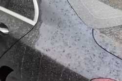 Що у Дніпрі з дощем: брудні плями залишаються на автівках та одязі (ФОТО)