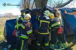 На Дніпропетровщині жінку з машини діставали шестеро рятувальників