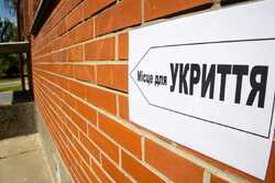 Удар по укриттю в Києві змусив військового бити на сполох  