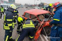 Страшна ДТП сталася на Дніпропетровщині: водія довелося вирізати з авто